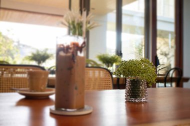 Ahşap masada buzlu çikolatalı moka, stok fotoğrafı.