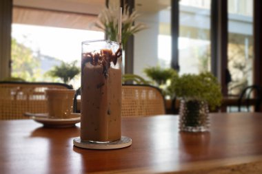 Ahşap masada buzlu çikolatalı moka, stok fotoğrafı.