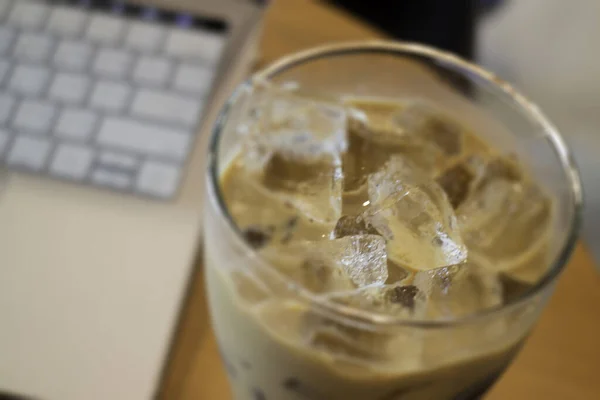Холодный Молочный Кофе Напиток Легкого Завтрака Фрилансер Фото Складе — стоковое фото