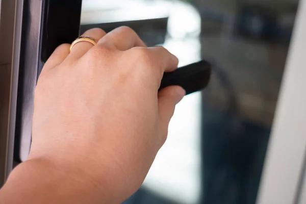 Mujer Mano Sosteniendo Barra Puerta Para Abrir Puerta Foto Stock — Foto de Stock