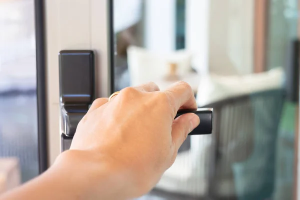 Mujer Mano Sosteniendo Barra Puerta Para Abrir Puerta Foto Stock — Foto de Stock