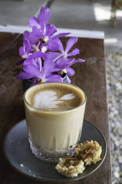 Latte Coffee Art Cup Ogrodzie Fotografia — Zdjęcie stockowe