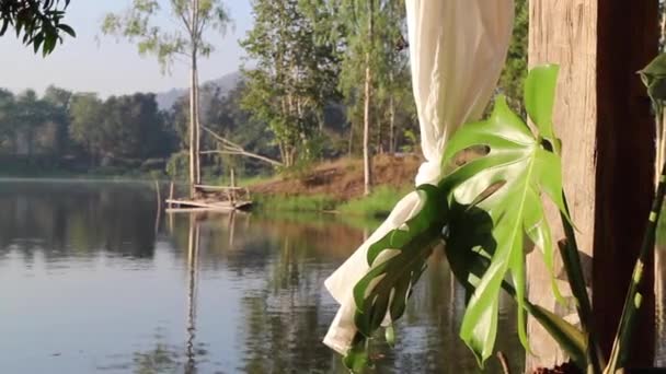 リラックスした水の池と自然環境のカフェ — ストック動画
