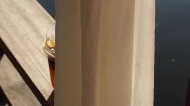 Su havuzu kafede kahve saati, stok görüntüleri.