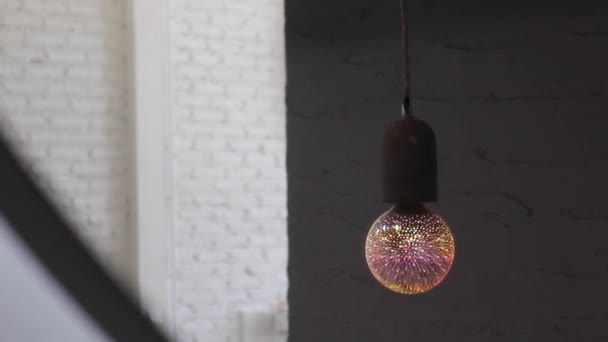 リビングルームに飾られたモダンな電気ランプ ストック映像 — ストック動画
