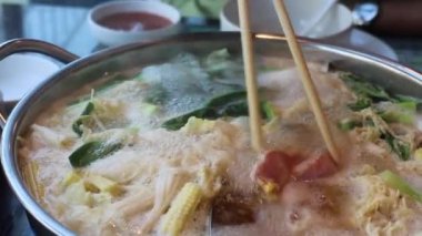 Etli güveç seti yemek için hazırlanıyor.