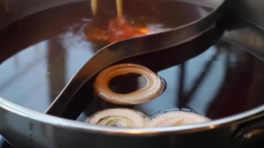 Etli güveç seti yemek için hazırlanıyor.