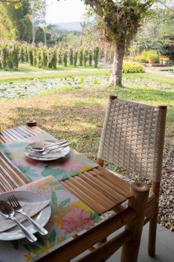 Basit tatil köyü mobilyaları koltuk düzenleme, stok fotoğrafı