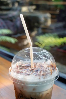 Bahçede kahve fincanı, stok fotoğrafı.