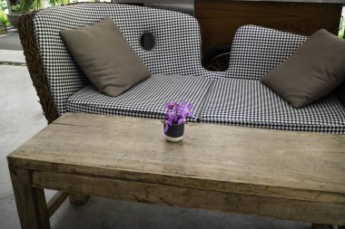 Basit tatil köyü mobilyaları koltuk düzenleme, stok fotoğrafı