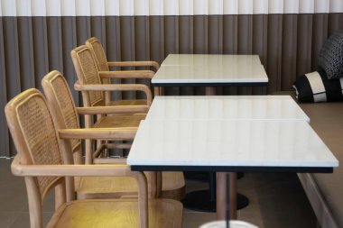 İçi rahat bir kahve dükkanı, stok fotoğrafı.