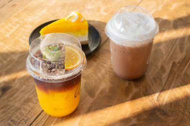 Sabah güneşinde kahve ve tatlı, stok fotoğrafı.