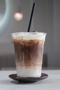 Bir bardak buzlu kahve, yanında sanat eseri, stok fotoğrafı.