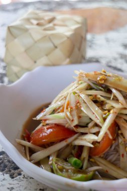 Baharatlı yeşil papaya salatası servisi, stok fotoğrafı.