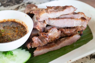 Izgara domuz budu, baharatlı sos, çorap fotoğrafı.