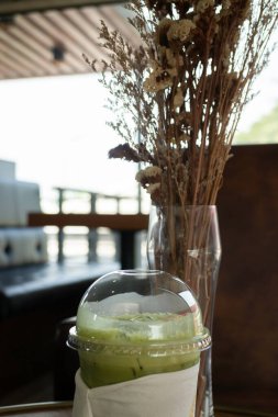 Masada bir bardak buzlu içecek, stok fotoğrafı.