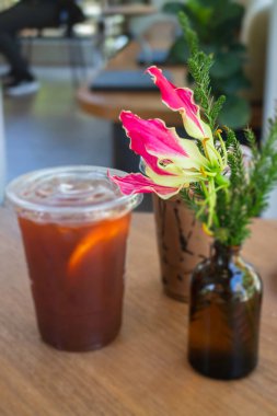 Masada bir bardak buzlu içecek, stok fotoğrafı.
