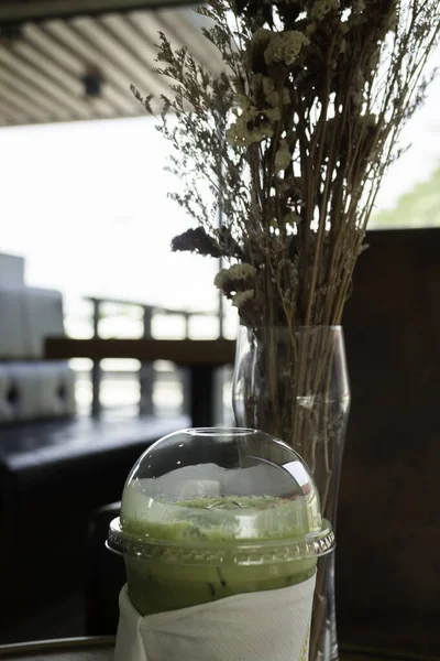 Masada bir bardak buzlu içecek, stok fotoğrafı.