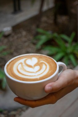 Sıcak sütlü kahve fincanı el işi.