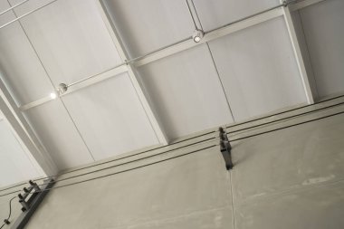 Gri duvarlı çağdaş daire, stok fotoğrafı.