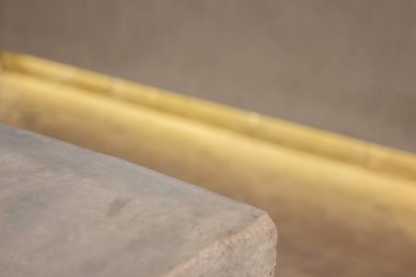 Gri duvarlı çağdaş daire, stok fotoğrafı.