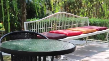 Yaz mevsiminde açık bahçe koltuğu, stok görüntüleri.