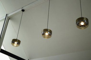 Tavandan sarkan ışık topu, stok fotoğrafı.