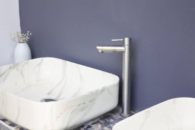 Tuvalet mermer lavabolu banyo, stok fotoğrafı.
