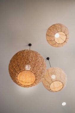 Tavandan sarkan lamba