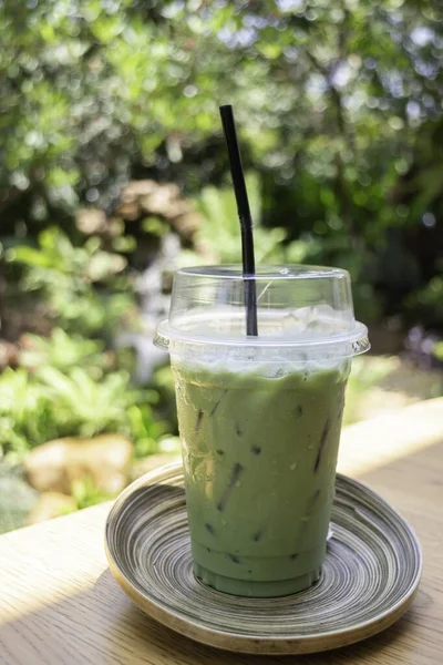 使い捨ての氷の緑のお茶を飲むカップを奪う ストックフォト — ストック写真