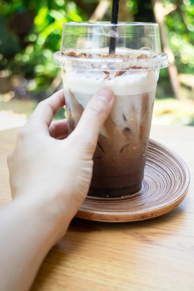 Bebida Café Helada Mano Femenina Taza Desechable Para Llevar Foto —  Fotos de Stock