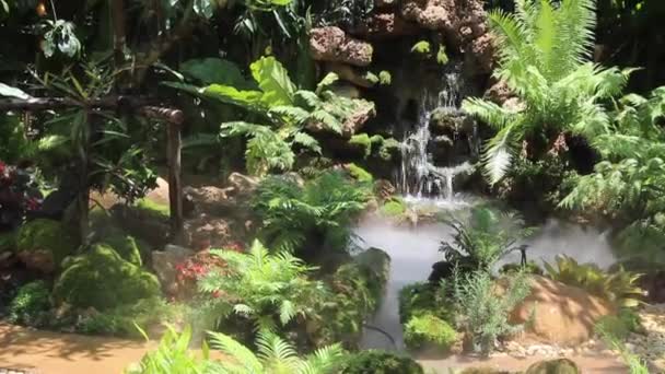 Letni Wodospad Zewnętrzny Ogrodzie Materiał Filmowy — Wideo stockowe