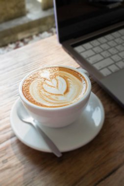 Sabah kahveli latte, ahşap masa işi ev ofisinden, stok fotoğrafı.