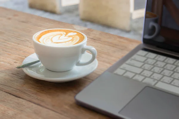 Ranní Kávové Latté Dřevěné Desce Domácí Kanceláře Stock Fotografie — Stock fotografie