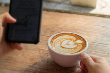 Sabah kahveli latte, ahşap masa işi ev ofisinden, stok fotoğrafı.