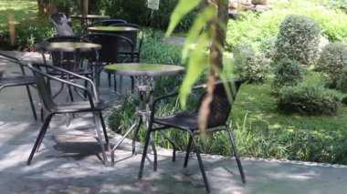 Bahçede soğuk bir kafe koltuğu, stok görüntüleri.