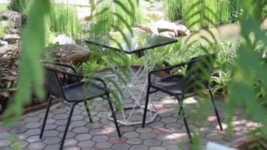 Bahçede soğuk bir kafe koltuğu, stok görüntüleri.