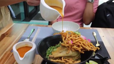 Tavuklu körili şehriye çorbası, stok görüntüler.