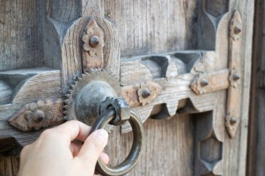 Eski açık ahşap kapı oymalı desenli, stok fotoğrafı