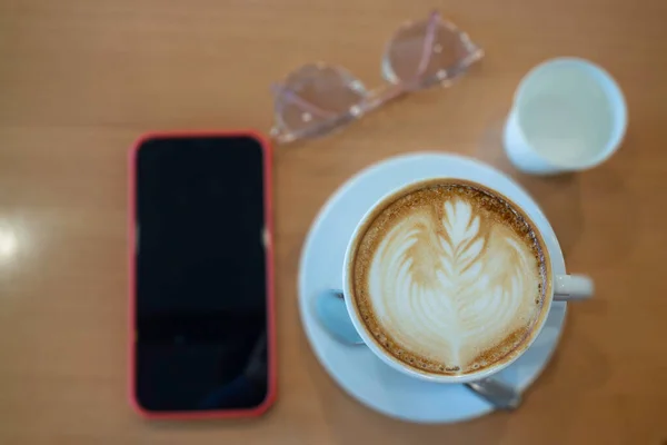 Tasse Café Latte Chaud Sur Une Table Bois Photo Stock — Photo