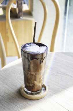 Bir bardak buz ve taze kahve, stok fotoğrafı.