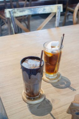 Bir bardak buz ve taze kahve, stok fotoğrafı.