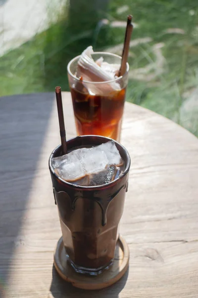 氷のキューブと新鮮なコーヒーのガラス ストックフォト — ストック写真