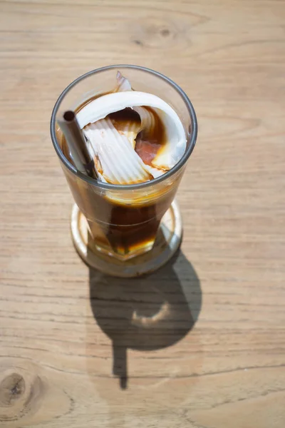 Glas Eiswürfel Und Frischer Kaffee Archivbild — Stockfoto