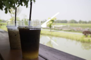 Buzlu americano kahvesi, taze portakal suyu, stok fotoğrafı.