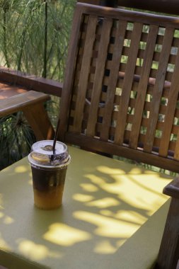 Buzlu americano kahvesi, taze portakal suyu, stok fotoğrafı.