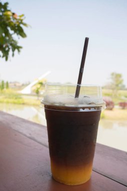 Buzlu americano kahvesi, taze portakal suyu, stok fotoğrafı.