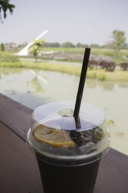 Buzlu americano kahvesi, taze portakal suyu, stok fotoğrafı.