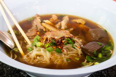 Geleneksel Tayland usulü sebze çorbası ve tavuk, stok fotoğrafı.