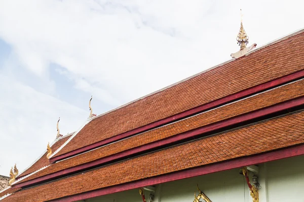 Oude dak van Thaise tempel in chiang mai — Stockfoto